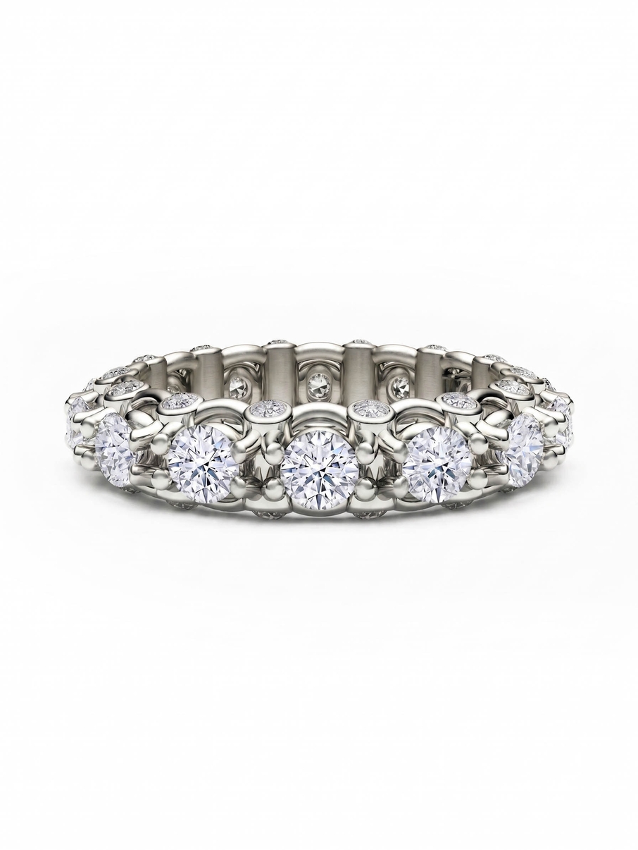 Prsten z bílého zlata osázený diamanty po celém obvodu šíny i z boku zajišťuje, že bude prsten z kaž