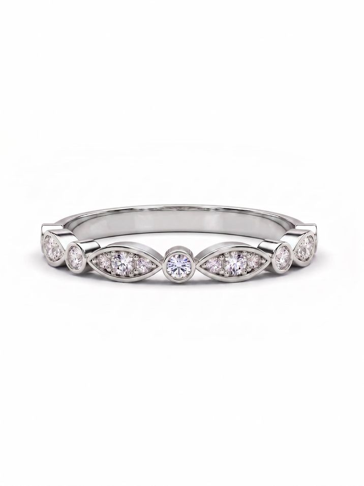 Dámský elegantní prsten z bílého zlata zdobený kulatými a oválnými diamanty