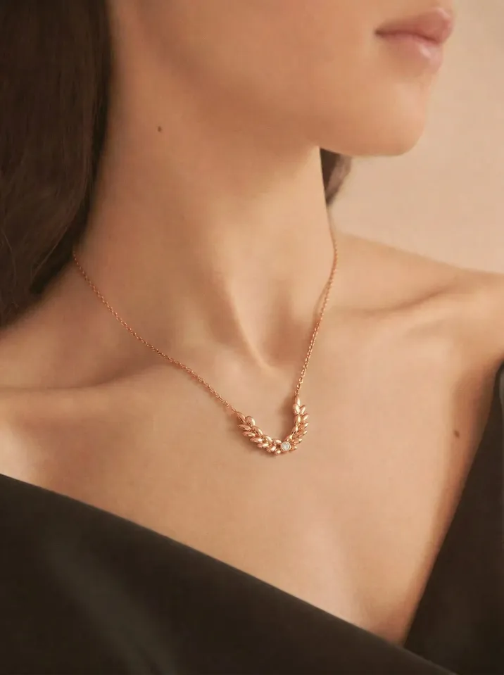 Náhrdelník z červeného zlata zdobený prírodným diamantom z kolekcie Vavříny KORBIČKA