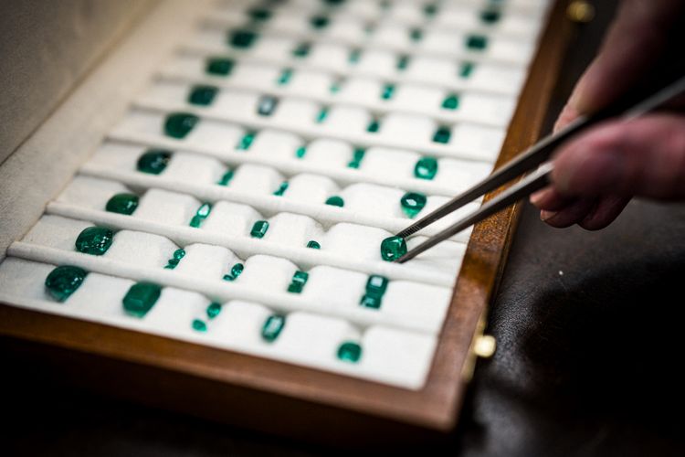 Selekce kolumbijských smaragdů z oblasti Muzo